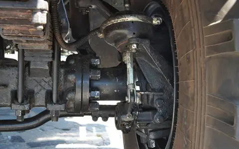Detalhe da suspensão e do eixo de um caminhão de carga